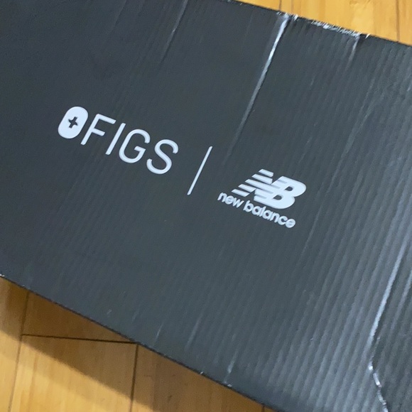 FIGS X NEW BALANCE MENS SIZE 9 - Picture 4 of 5